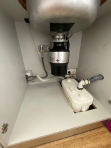 Reparação e instalação de sistema triturador em lava loiça